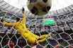 Вратарь Абдаллах Аль-Муаиуф (Саудовская Аравия) пропускает мяч в матче группового этапа чемпионата мира по футболу между сборными России и Саудовской Аравии.