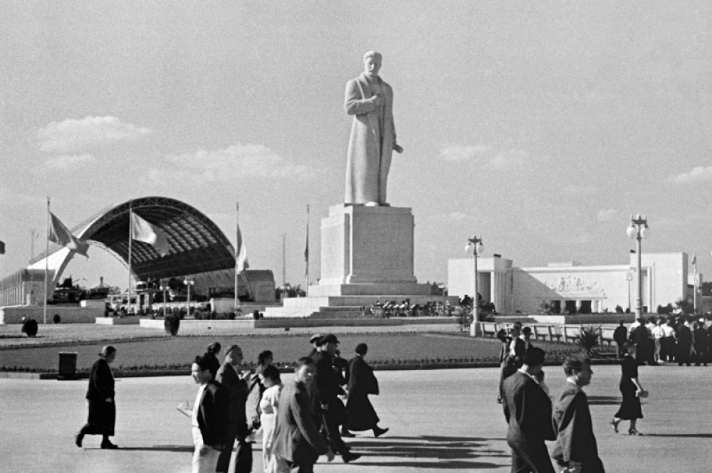 Скульптура Иосифа Сталина на площади Механизации ВСХВ, созданная в 1938-1939 годах по проекту архитектора Таранова и скульптора Меркурова. 1939 год.