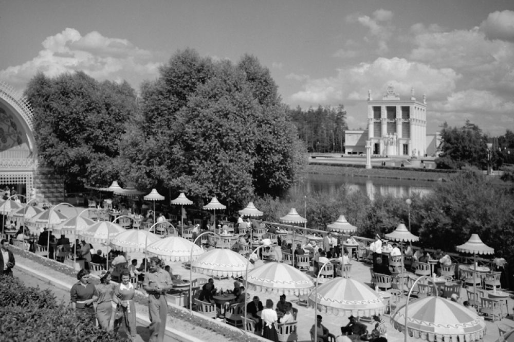 Летнее кафе на территории на ВСХВ в Москве. 1954 год.
