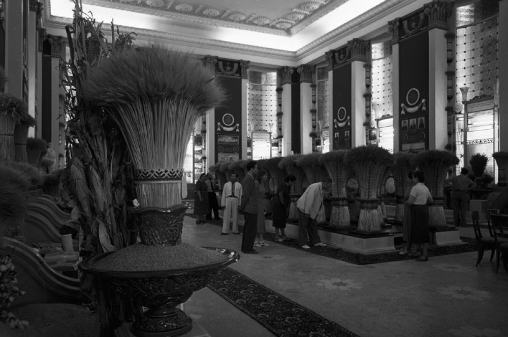 В павильоне «Зерно» ВСХВ. 1939 год.