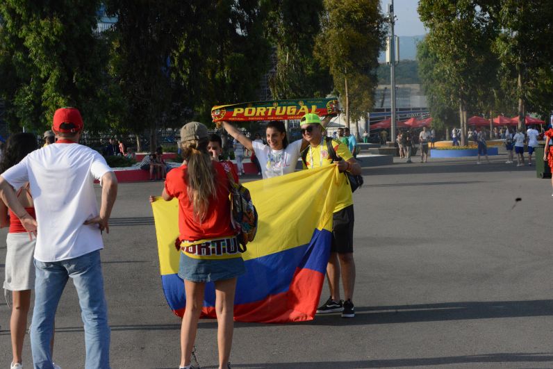 Болельщики с колумбийским флагом.