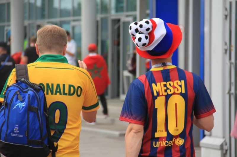 Месси и Роналдо мирно беседуют о футболе.