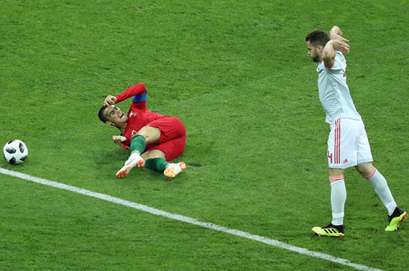 Момент нарушения правил, после которого был назначен пенальти в ворота Испании. Четвёртая минута игры.