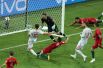Диего Коста забивает гол в ворота Португалии. Счёт — 2:2.