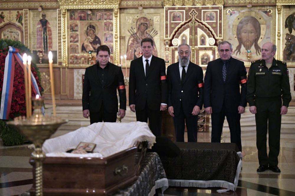 Военный комендант Москвы генерал-летейнант Евгений Селезенев, заместитель председателя Государственной Думы РФ Сергей Неверов, депутат, член комитета Госдумы РФ по международным делам Артур Чилингаров и первый заместитель председателя Государственной Думы РФ Александр Жуков (справа налево) на церемонии прощания с актером, кинорежиссером, сценаристом, продюсером, публицистом, политическим и общественным деятелем, депутатом Государственной Думы РФ, председателем комитета Госдумы по культуре Станиславом Говорухиным в Преображенской церкви храма Христа Спасителя.