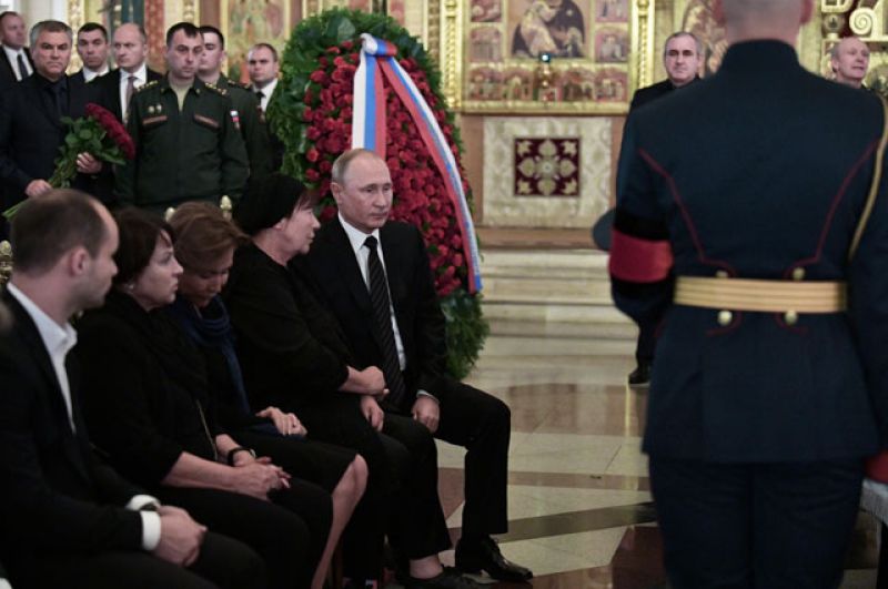 Президент РФ Владимир Путин и вдова С. Говорухина Галина на церемонии прощания.