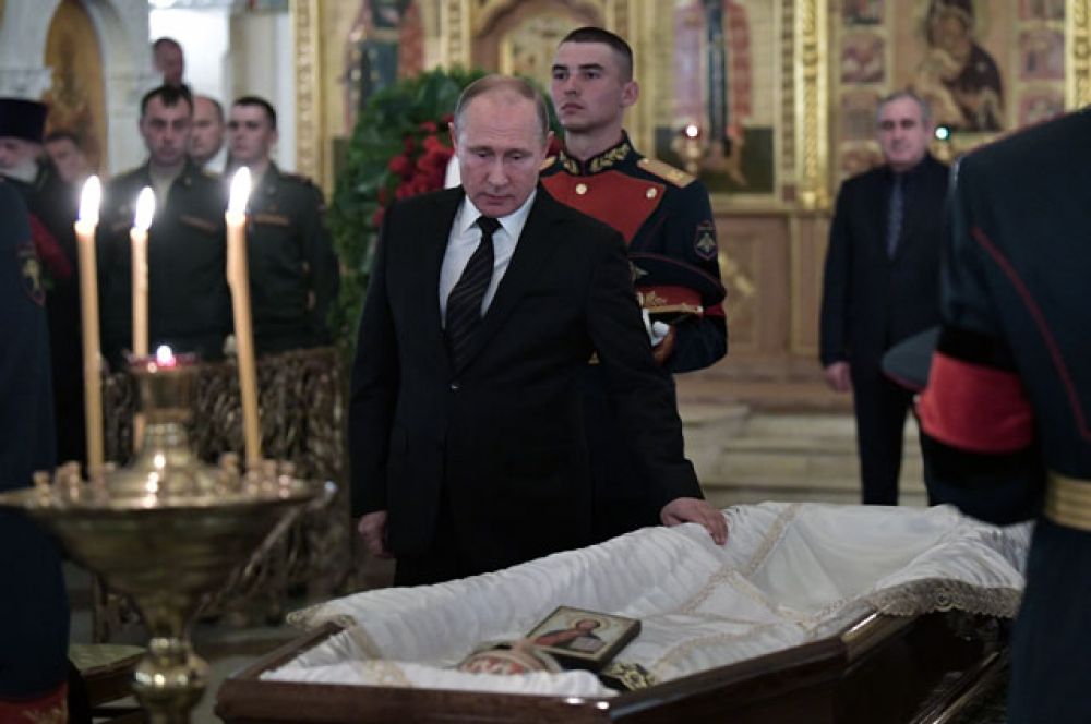 Президент РФ Владимир Путин присутствует на церемонии прощания с актером, кинорежиссером, сценаристом, продюсером, публицистом, политическим и общественным деятелем, депутатом Государственной Думы РФ, председателем комитета Госдумы по культуре Станиславом Говорухиным в Преображенской церкви храма Христа Спасителя.