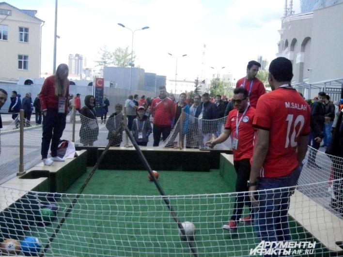 Египетские болельщики играют в снукбол.