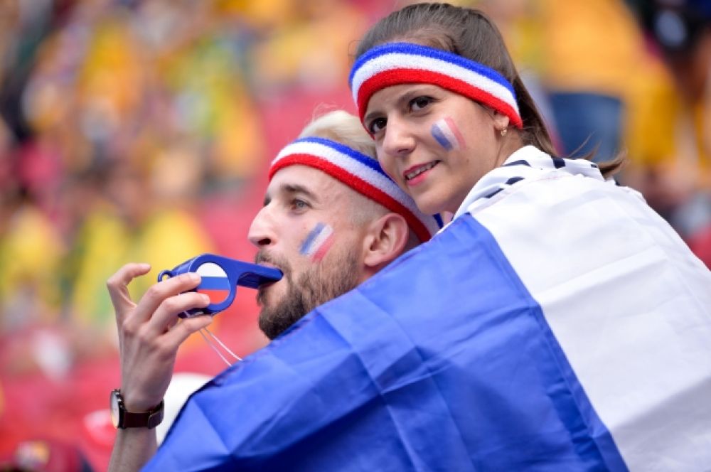 Фанаты сборной Франции со свитком, украшенным российским триколором.