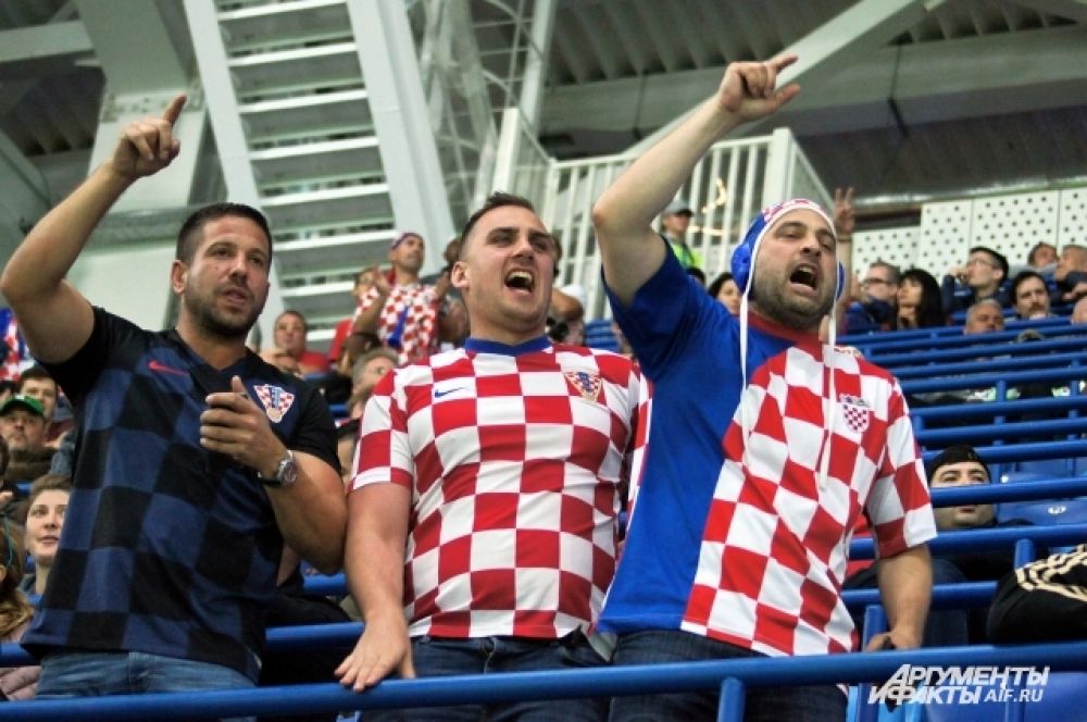 Болельщики хорватии превратили центр Калининграда в огромную фан-зону. Веселились они и на стадионе.