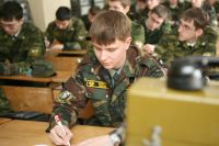 Студенты во время занятий на военной кафедре.