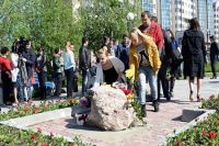Монумент памяти установили в Салехарде в конце октября 2015 года, но прежде поставили камень, к которому горожане приносили цветы
