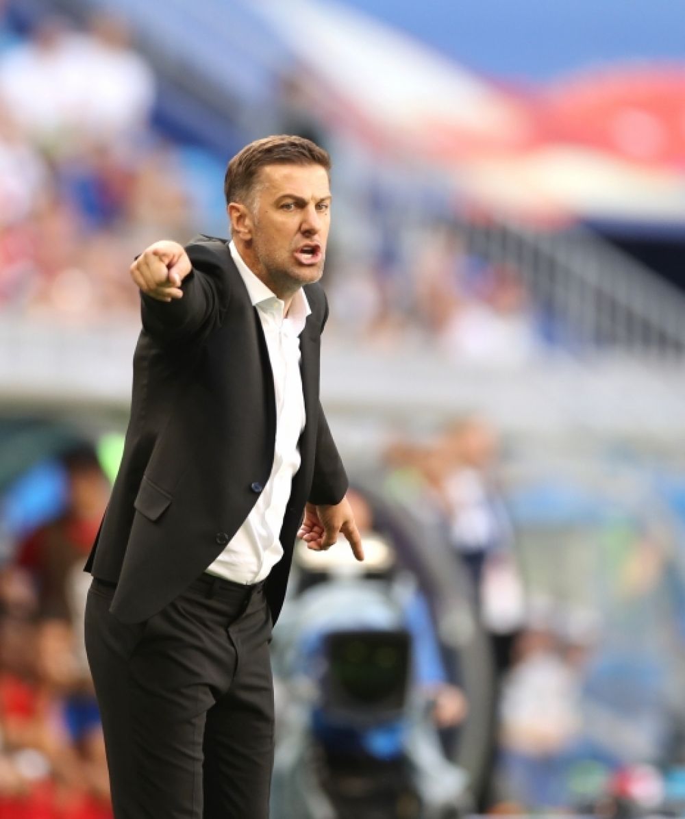 Главный тренер сербов эмоционально делает подсказки своей команде.