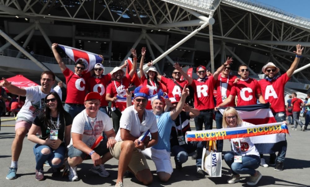 Фанаты сборной Коста-Рики и примкнувшие к ним россияне перед стадионом.