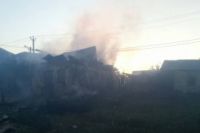В Оренбургском районе 34 пожарных 3 часа тушили дом, есть пострадавшие.