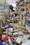 Сотрудники магазина в Хираката наводят порядок на полках с продуктами.