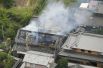Загоревшийся в результате землетрясения дом в Такацуки.