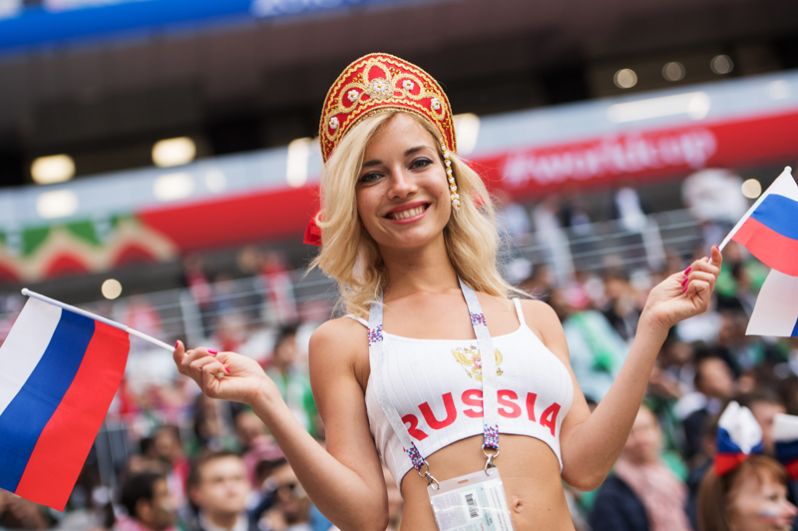Болельщица сборной России перед матчем между сборными России и Саудовской Аравии.