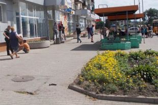 Под Днепром мужчина у остановки с пассажирами выстрелил полицейскому в лицо