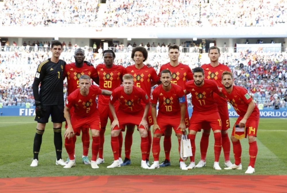 Сборная Бельгии позирует для группового фото перед матчем.