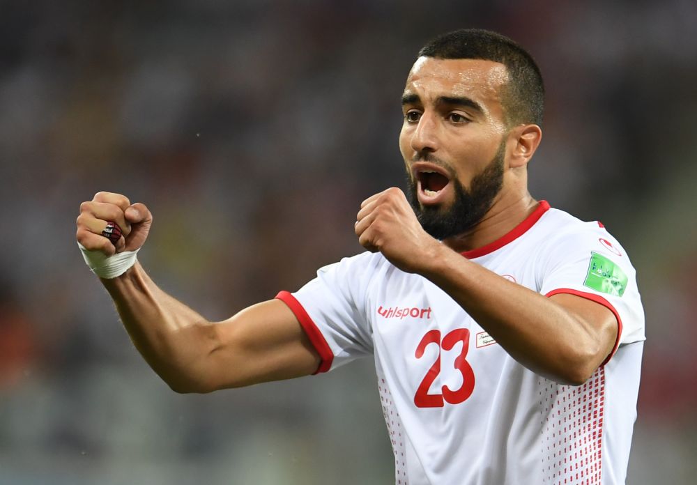 Нападающий сборной Туниса Наим Слити радуется забитому мячу.