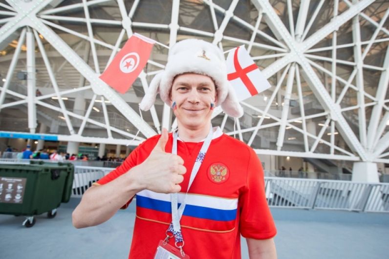 А вот и болельщик в футболке с флагом России - такие есть на каждом матче.