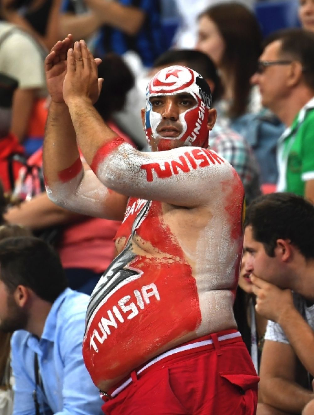 Фанат сборной Туниса с боди-артом в цветах национальной команды.