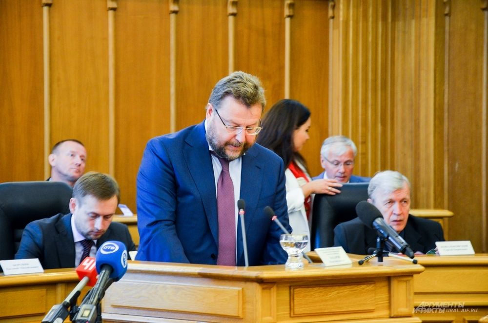 Заместитель руководителя администрации губернатора Свердловской области Вадим Дубичев высказывает для депутатов ЕГД пожелание от Евгения Куйвашева.