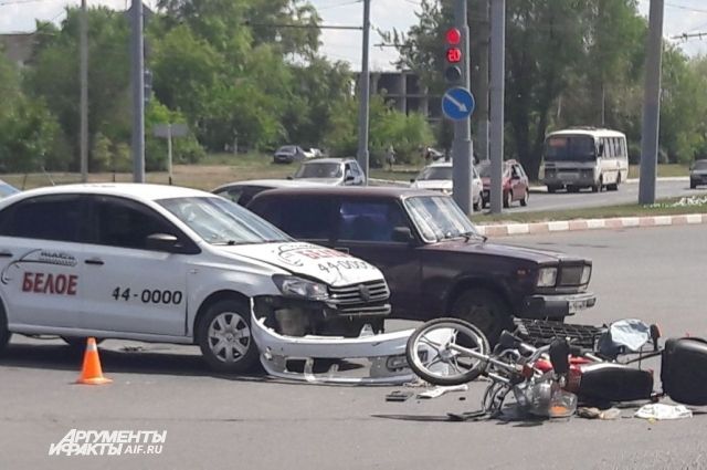 В Оренбурге водитель такси сбил мотоциклиста на ул. Терешковой.
