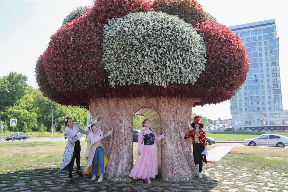 Огромный баобаб отсылает гостей фестиваля к "Алисе в стране чудес".