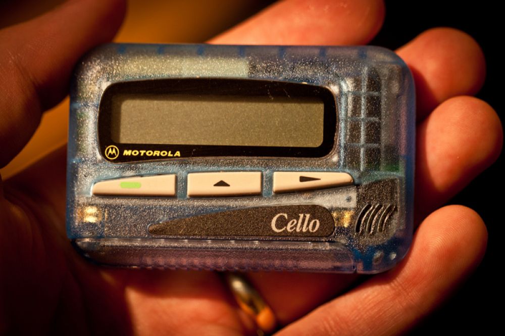 Первый в мире пейджер выпустила компания Motorola в 1956 году, и вскоре ими обзавелись все, кто хотел быть всегда доступным.