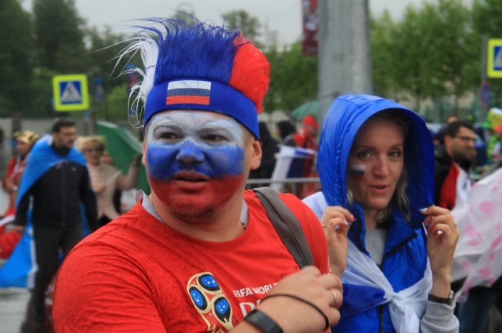 Болельщики раскрасили лица в цвета российского триколора.
