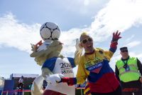 Суперкоманды и суперболельщики приехали на чемпионат мира. На фото легендарный  сборной Колумбии Густаво Льянос, более известный как Эль Коле.