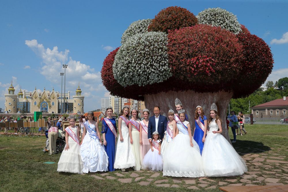 ОтМодное дефиле и творческий номер от казанских "жизнелюбов" стали дополнением к фестивалю.