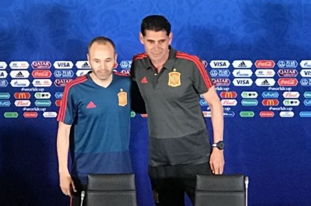 Андрес Иньеста (слева) и новый главный тренер сборной Фернандо Йерро.
