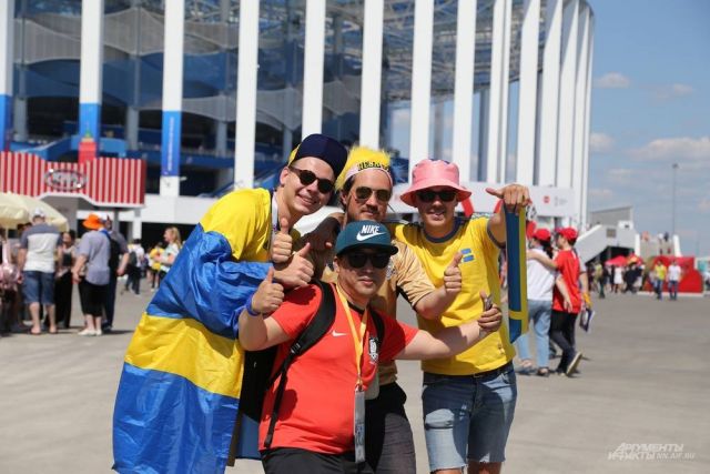Болельщики из Южной Кореи и Швеции - часть большого футбольного праздника.