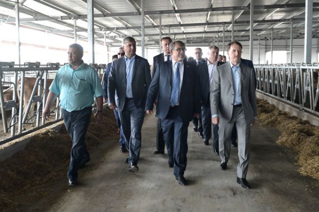Делегация посетила молочный комплекс в селе Мамоновка, рассчитанный на 2200 коров высокопродуктивной породы джерси.