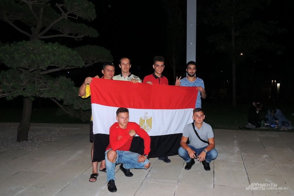 Болельщики с флагом Египта.