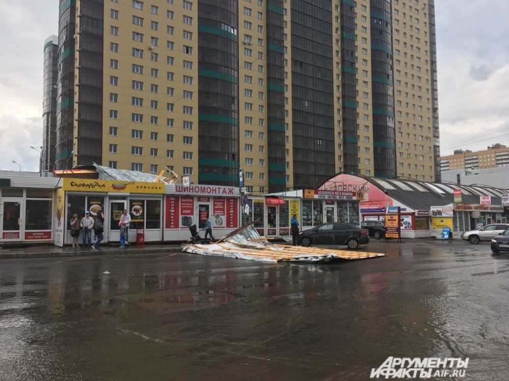 Крышей повредило иномарку.