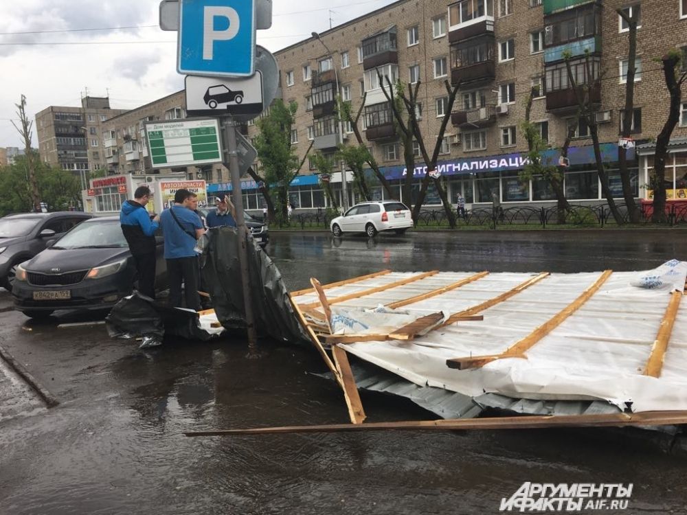 С авторынка на улице Островского сорвало крышу.