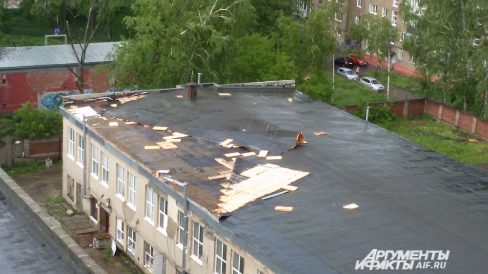 Покрытие сорвало с крыши на улице Дружбы.