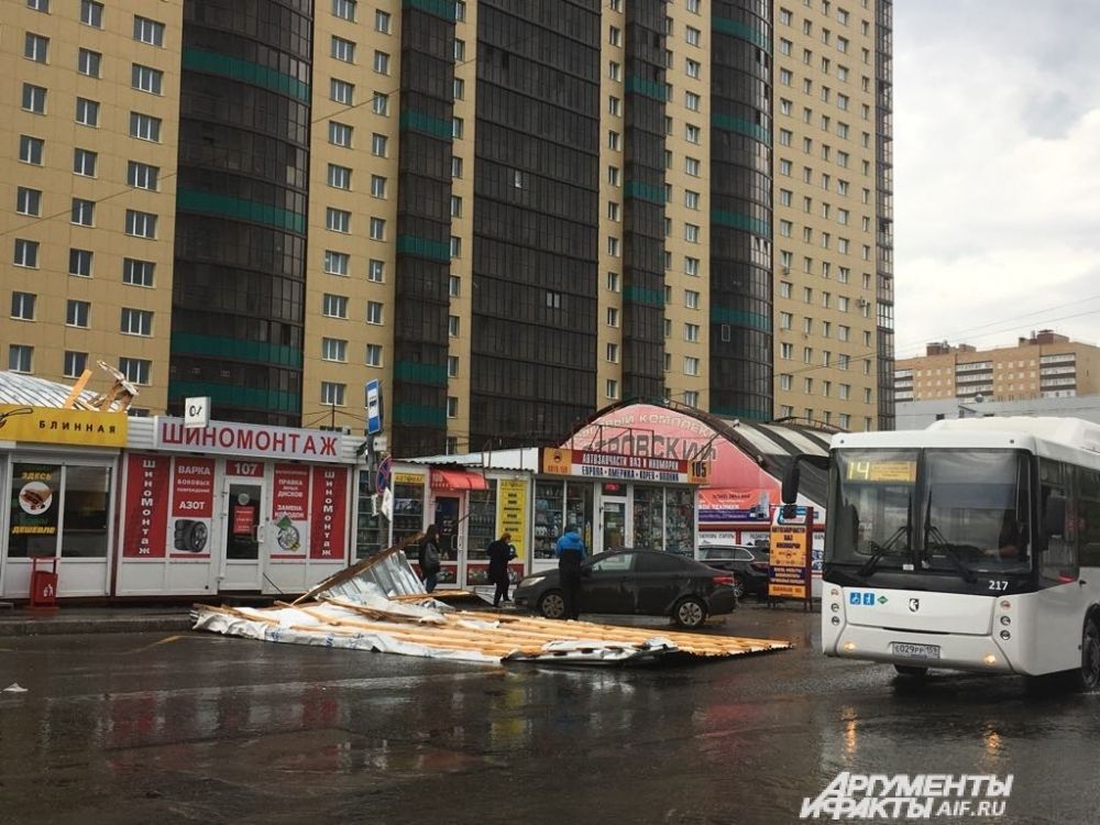 Крышу порывом ветра швырнуло на остановку.