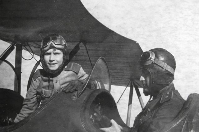 Генерал-майор Н.П. Каманин и ефрейтор А.Н. Каманин в кабине самолета У-2