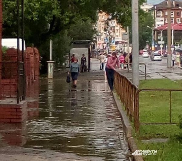 Тротуары оказались затоплены.