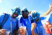 В одежде преобладают небесно-голубые тона: это фанаты команды «Лучезарных» из Уругвая.