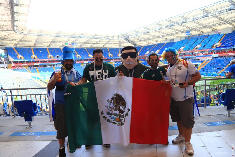 А вот и мексиканцы: их сборная сыграет на этом же поле 23 июня.