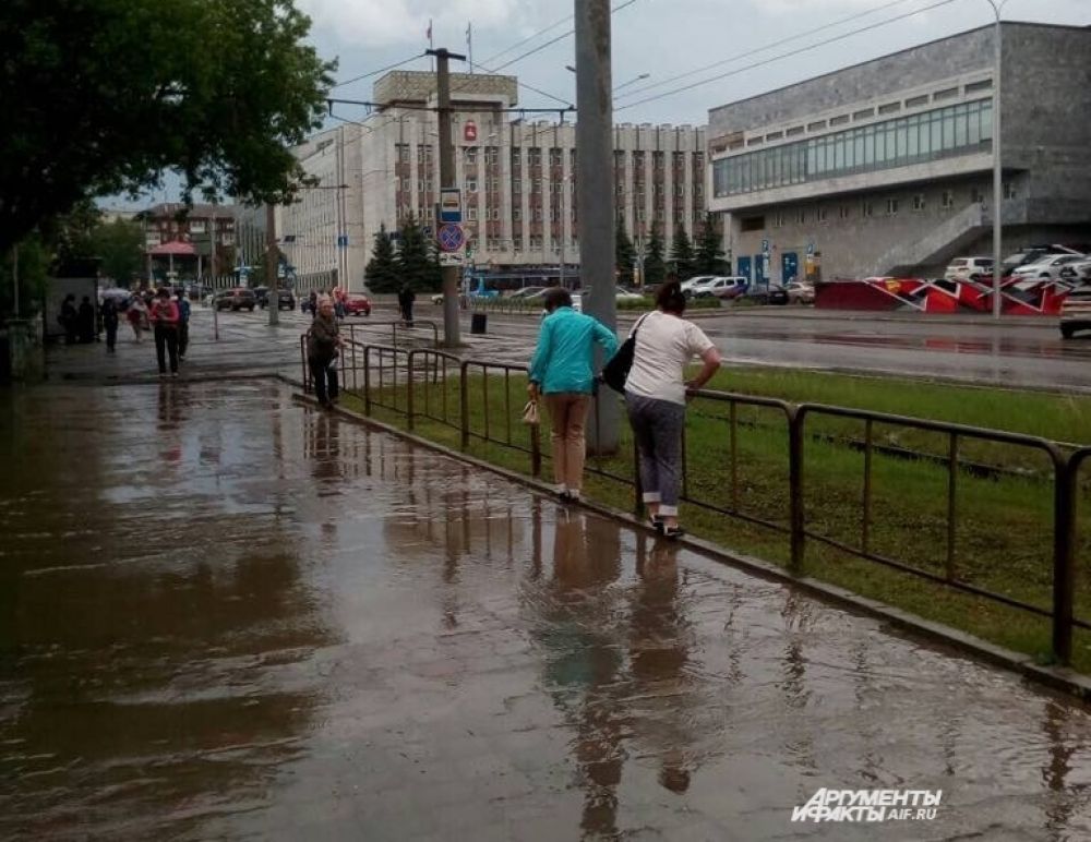 Пешеходы спасались на бордюрах.