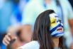 Болельщица с символикой команды Уругвая на лице.