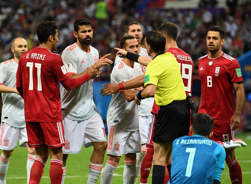 Диего Коста спорит с судьей во время матча. К слову, испанцы в этом матче не заработали ни одного «горчичника».