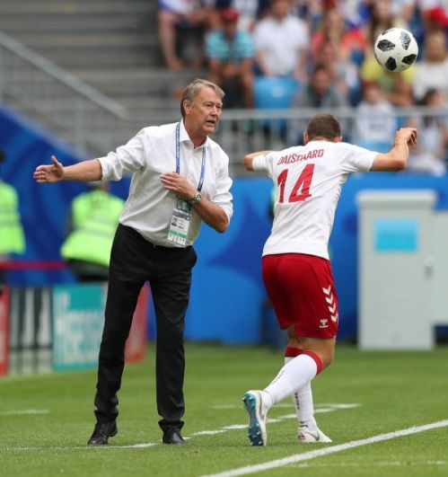 Главный тренер сборной Дании Оге Харейде дает наставления защитнику Хенрику Дальсгору.